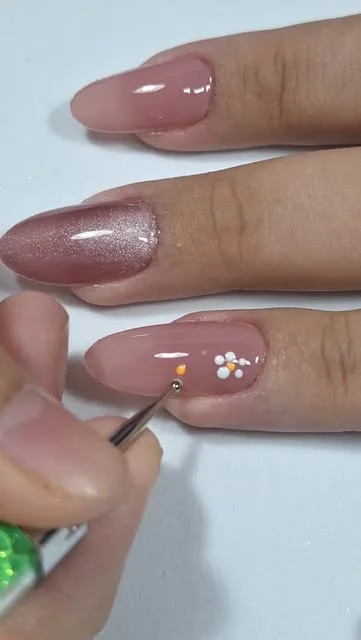 Nail art com flores delicadas