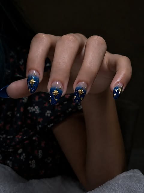 Unhas azuis com nail art dourada