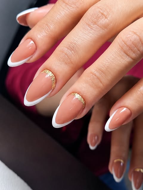 Francesinha branca com detalhe dourado feita pelo Studio Gabriela Nunes